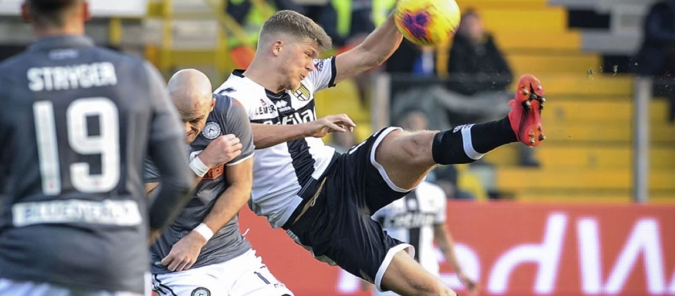 Ιταλία: Παίκτης της Πάρμα ρίχνει τη μπύρα από οπαδό και τον καλεί να βγούνε για... ποτά (βίντεο)